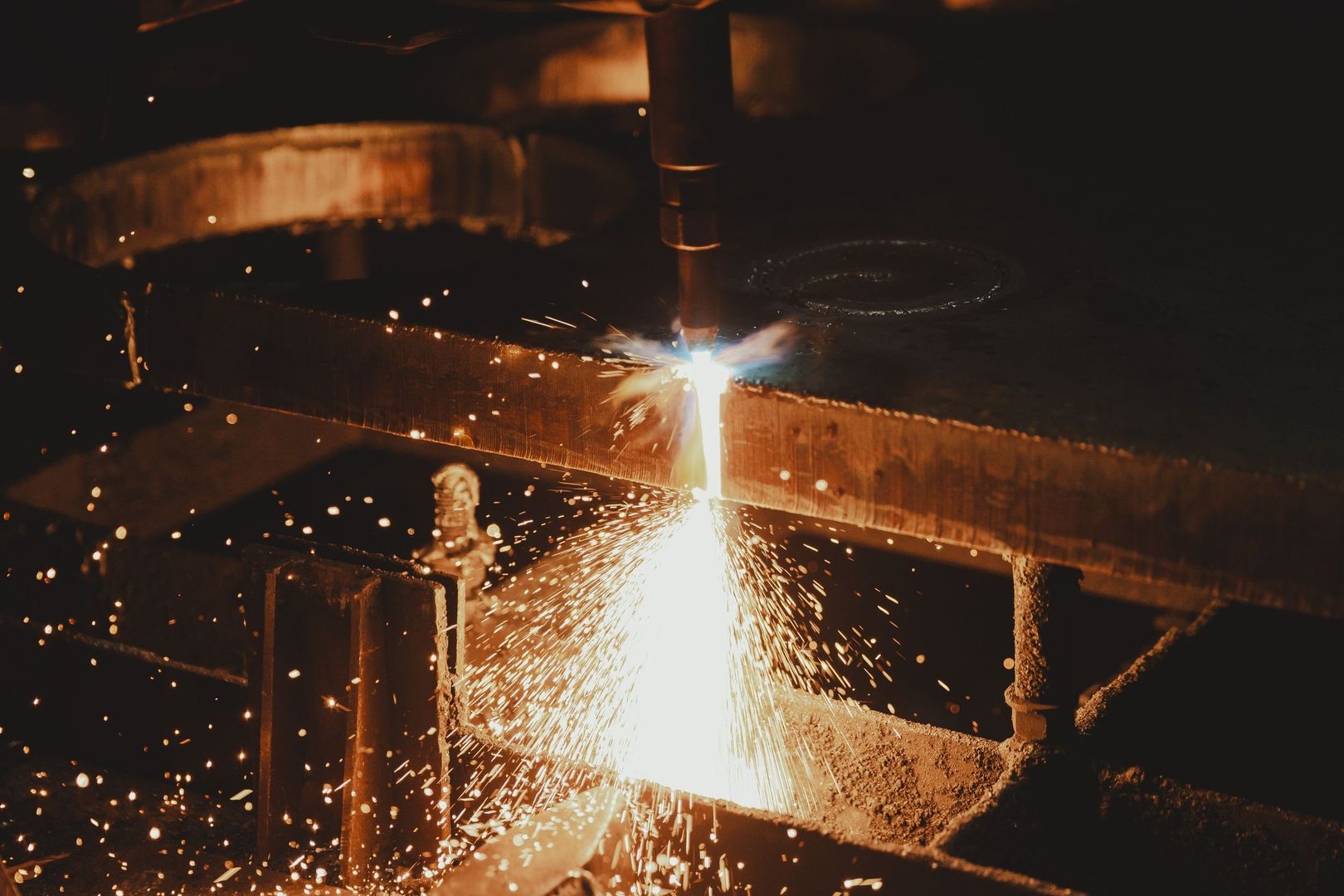 Eine Brennschneidmaschine wird eingesetzt, um Metall mit Funken und Licht zu schneiden.